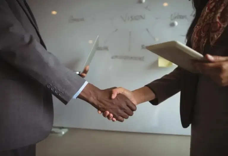 Optimized-businessman-colleague-shaking-hands-ezgif.com-jpg-to-webp-converter-768x512